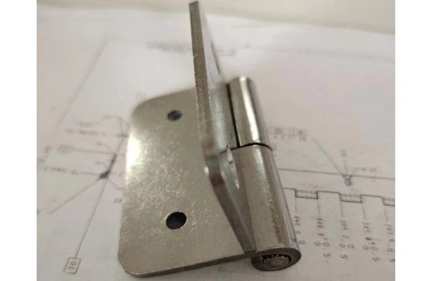 Easy To Disassemble Screw-on Hinge